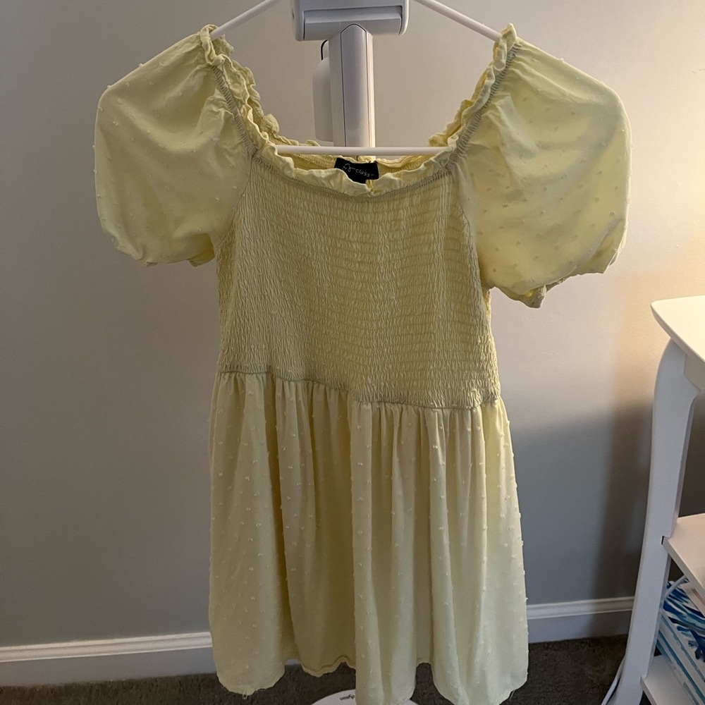 art class lined yellow dress